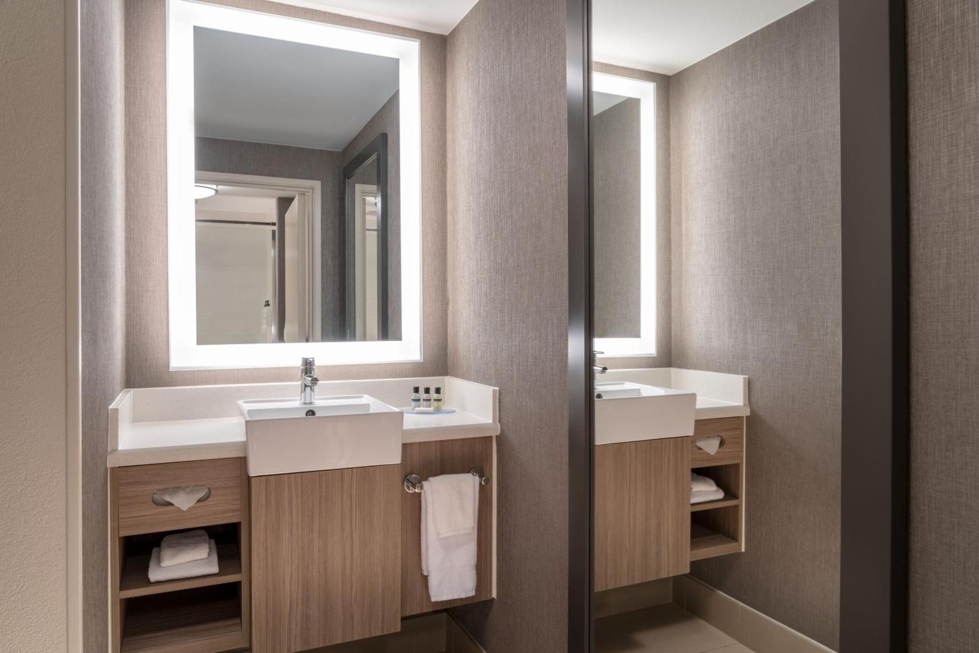 Springhill Suites Уэст-Миффлин Экстерьер фото